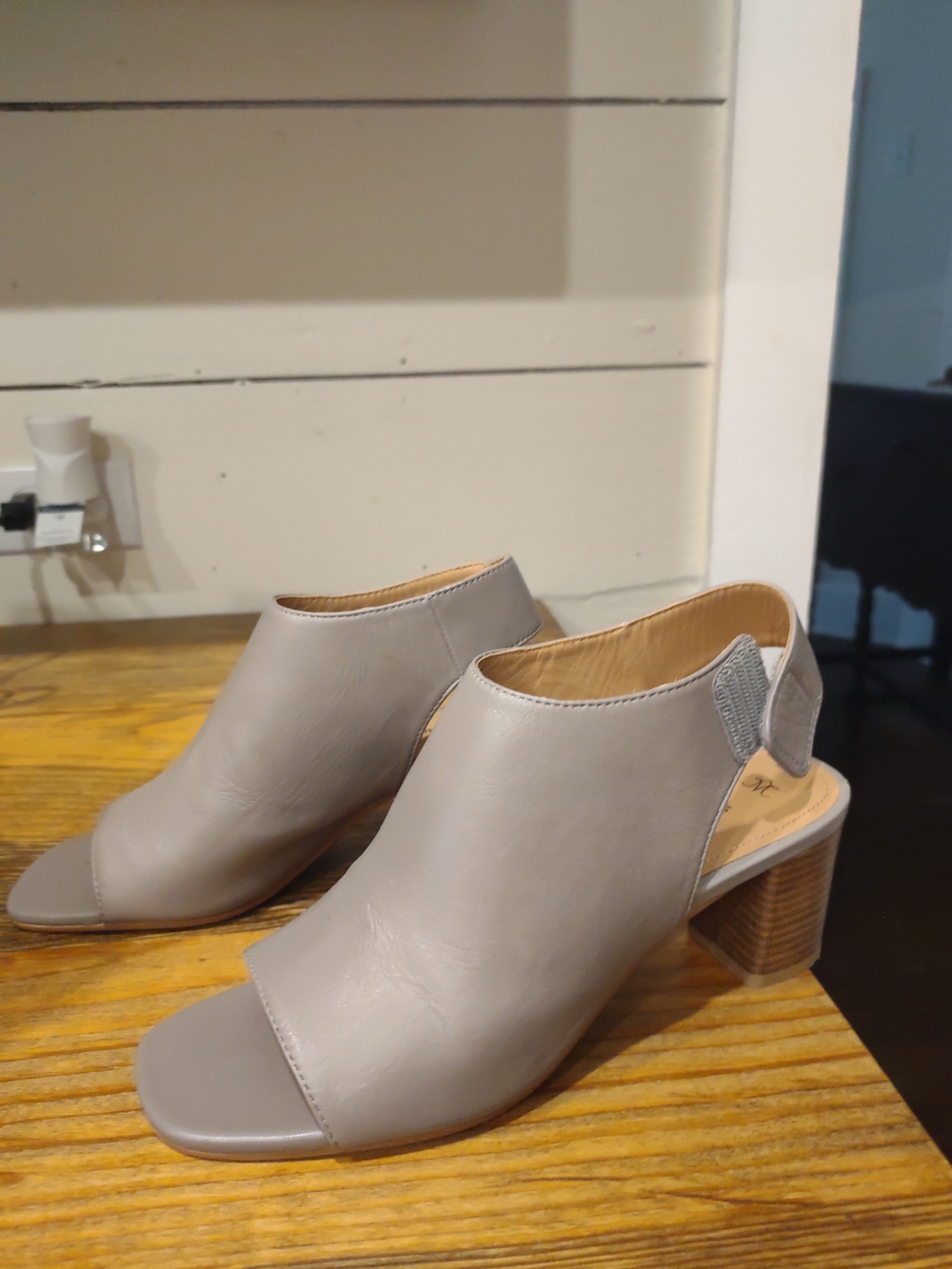 Johnson And Murphy Open-Toe Slingback Block Heel Sandals in Gray Taupe 7.5M